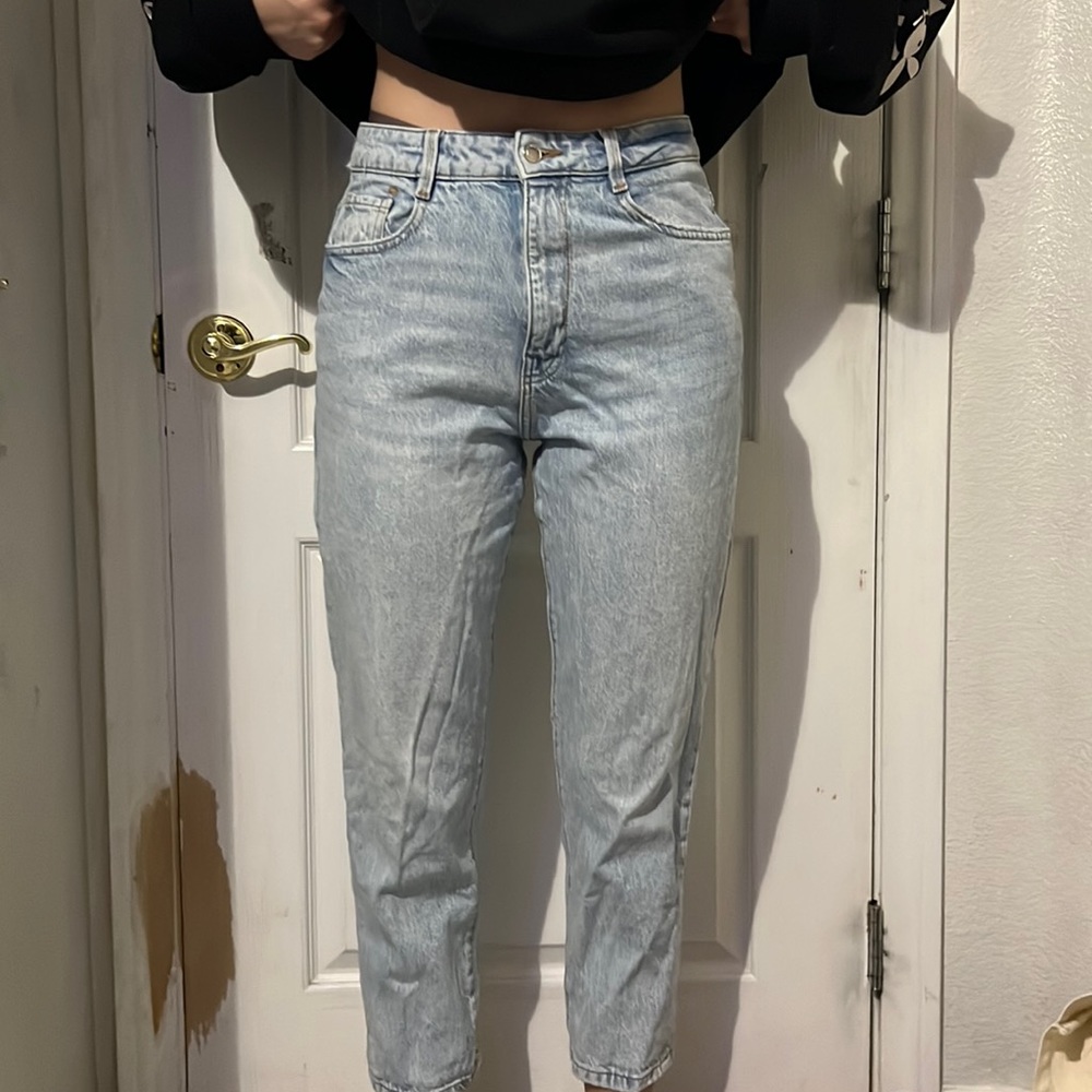 light wash no rips straight jeans! 🌊